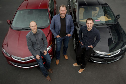 gm ceo hanging with lyft ceo on their cars