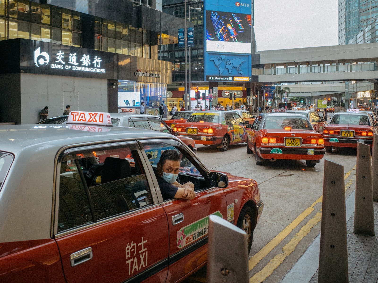 Hong Kong Taxi Drivers Cancel Strike Over Uber’s Threat